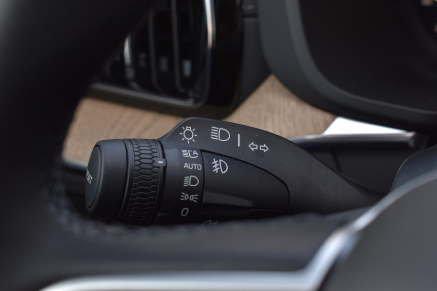 Volvo XC60 T6 AWD 350PK Plug-in Hybrid Ultra Dark | DEMO | Luchtvering | Trekhaak | 21"LMV | 360 camera | Panodak | HUD | H&K |