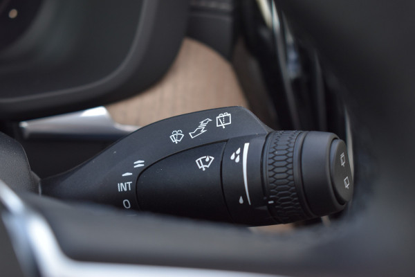 Volvo XC60 T6 AWD 350PK Plug-in Hybrid Ultra Dark | DEMO | Luchtvering | Trekhaak | 21"LMV | 360 camera | Panodak | HUD | H&K |