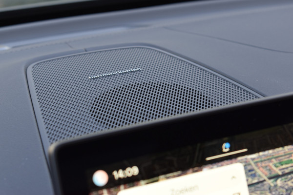 Volvo XC60 T6 AWD 350PK Plug-in Hybrid Ultra Dark | DEMO | Luchtvering | Trekhaak | 21"LMV | 360 camera | Panodak | HUD | H&K |