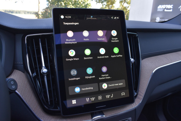 Volvo XC60 T6 AWD 350PK Plug-in Hybrid Ultra Dark | DEMO | Luchtvering | Trekhaak | 21"LMV | 360 camera | Panodak | HUD | H&K |