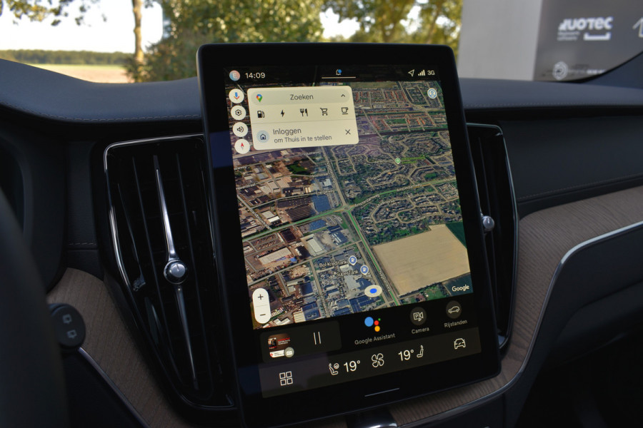 Volvo XC60 T6 AWD 350PK Plug-in Hybrid Ultra Dark | DEMO | Luchtvering | Trekhaak | 21"LMV | 360 camera | Panodak | HUD | H&K |