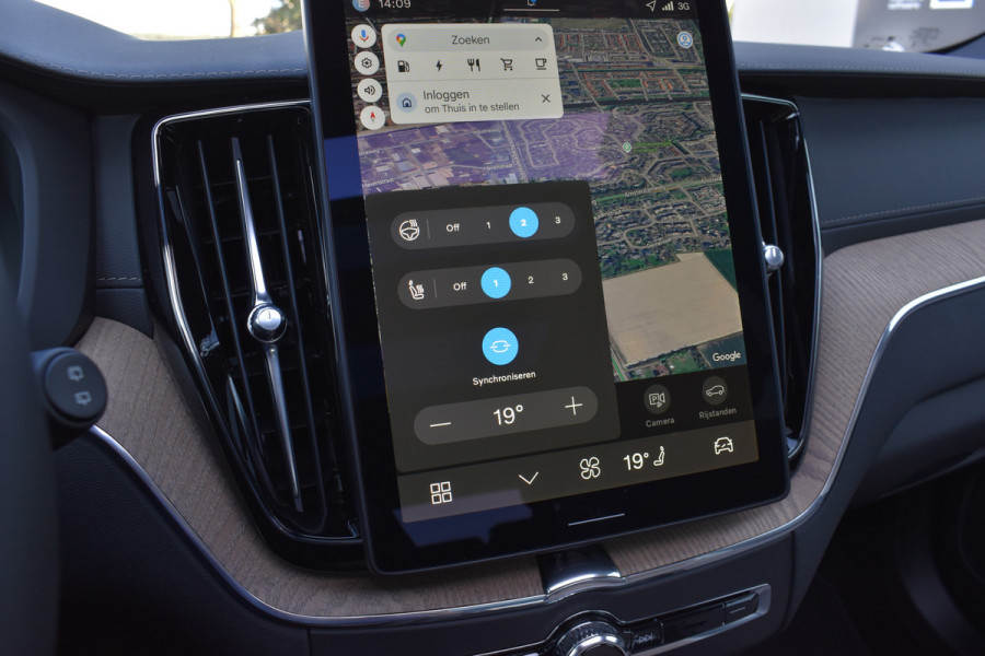 Volvo XC60 T6 AWD 350PK Plug-in Hybrid Ultra Dark | DEMO | Luchtvering | Trekhaak | 21"LMV | 360 camera | Panodak | HUD | H&K |