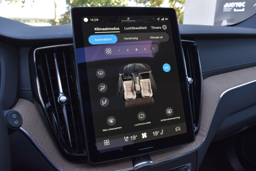 Volvo XC60 T6 AWD 350PK Plug-in Hybrid Ultra Dark | DEMO | Luchtvering | Trekhaak | 21"LMV | 360 camera | Panodak | HUD | H&K |