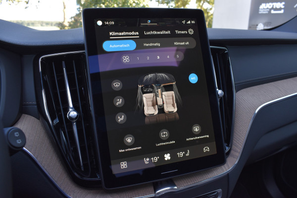 Volvo XC60 T6 AWD 350PK Plug-in Hybrid Ultra Dark | DEMO | Luchtvering | Trekhaak | 21"LMV | 360 camera | Panodak | HUD | H&K |