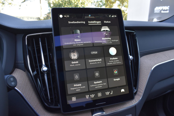 Volvo XC60 T6 AWD 350PK Plug-in Hybrid Ultra Dark | DEMO | Luchtvering | Trekhaak | 21"LMV | 360 camera | Panodak | HUD | H&K |