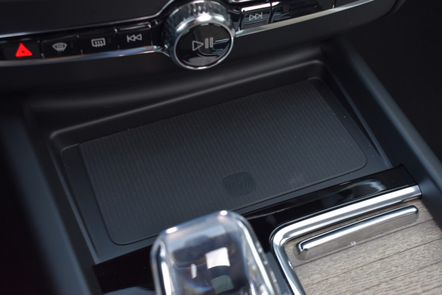 Volvo XC60 T6 AWD 350PK Plug-in Hybrid Ultra Dark | DEMO | Luchtvering | Trekhaak | 21"LMV | 360 camera | Panodak | HUD | H&K |