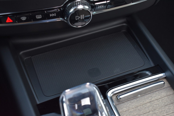 Volvo XC60 T6 AWD 350PK Plug-in Hybrid Ultra Dark | DEMO | Luchtvering | Trekhaak | 21"LMV | 360 camera | Panodak | HUD | H&K |