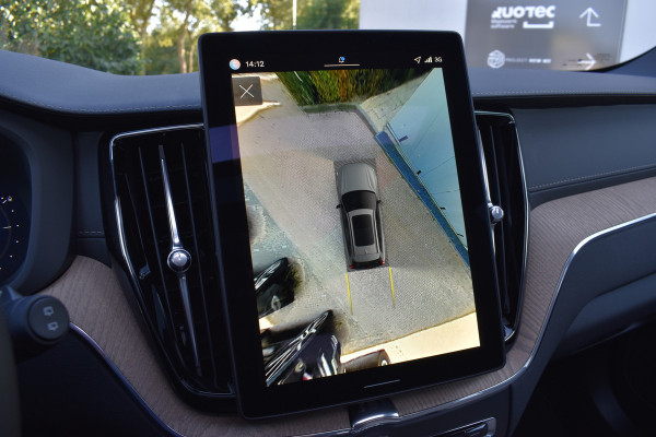 Volvo XC60 T6 AWD 350PK Plug-in Hybrid Ultra Dark | DEMO | Luchtvering | Trekhaak | 21"LMV | 360 camera | Panodak | HUD | H&K |