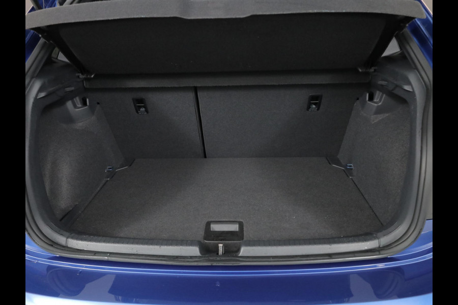 Volkswagen Polo 1.0 TSI R-Line 110pk DSG| Navi| 17'LMvelgen | Matrix LEDlampen| Digital display Volkswagen Polo 1.0 TSI R-Line 110pk DSG| Navi| 17'LMvelgen | Matrix LEDlampen| Digital display