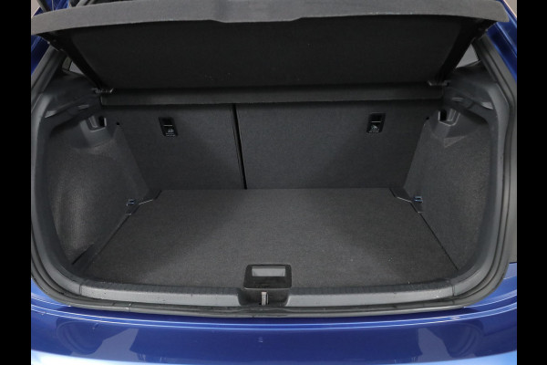 Volkswagen Polo 1.0 TSI R-Line 110pk DSG| Navi| 17'LMvelgen | Matrix LEDlampen| Digital display Volkswagen Polo 1.0 TSI R-Line 110pk DSG| Navi| 17'LMvelgen | Matrix LEDlampen| Digital display