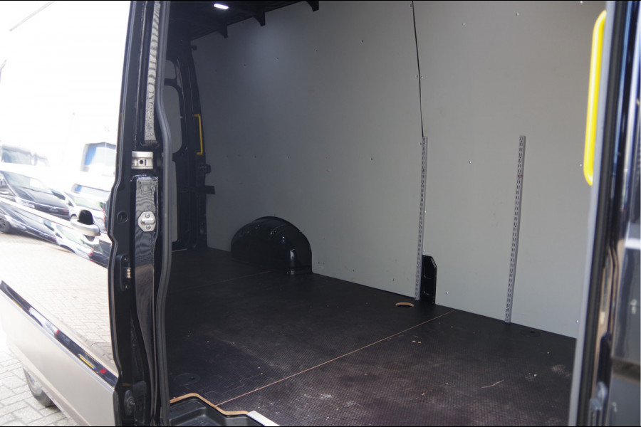 Volkswagen Crafter 35 2.0 TDI L4H3 177PK AUT. CAMERA, TREKHAAK, BETIMMERING, CRUISE, APPLE CARPLAY/ANDROID AUTO, MF STUUR, PARKEERSENSOREN Volkswagen Crafter 35 2.0 TDI L4H3 177PK AUT. CAMERA, TREKHAAK, BETIMMERING, CRUISE, APPLE CARPLAY/ANDROID AUTO, MF STUUR, PARKEERSENSOREN