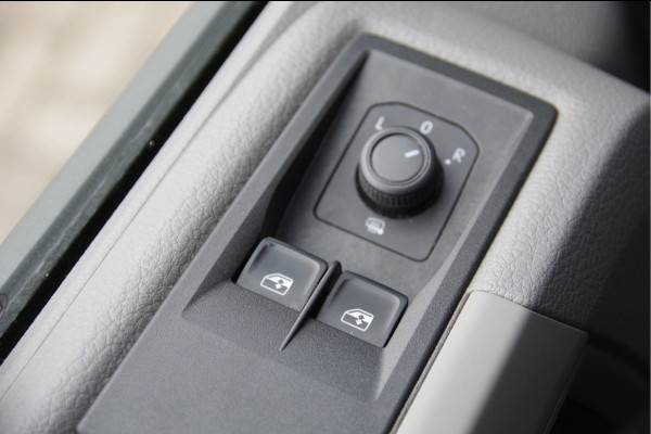 Volkswagen Crafter 35 2.0 TDI L4H3 177PK AUT. CAMERA, TREKHAAK, BETIMMERING, CRUISE, APPLE CARPLAY/ANDROID AUTO, MF STUUR, PARKEERSENSOREN Volkswagen Crafter 35 2.0 TDI L4H3 177PK AUT. CAMERA, TREKHAAK, BETIMMERING, CRUISE, APPLE CARPLAY/ANDROID AUTO, MF STUUR, PARKEERSENSOREN