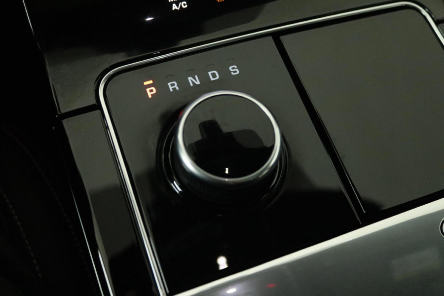 Land Rover Range Rover Velar 2.0 I4 Turbo AWD HSE Automaat (PANODAK, NAVIGATIE, STOELV, CAMERA, NL-AUTO, DEALER ONDERHOUDEN) Land Rover Range Rover Velar 2.0 I4 Turbo AWD HSE Automaat (PANODAK, NAVIGATIE, STOELV, CAMERA, NL-AUTO, DEALER ONDERHOUDEN)