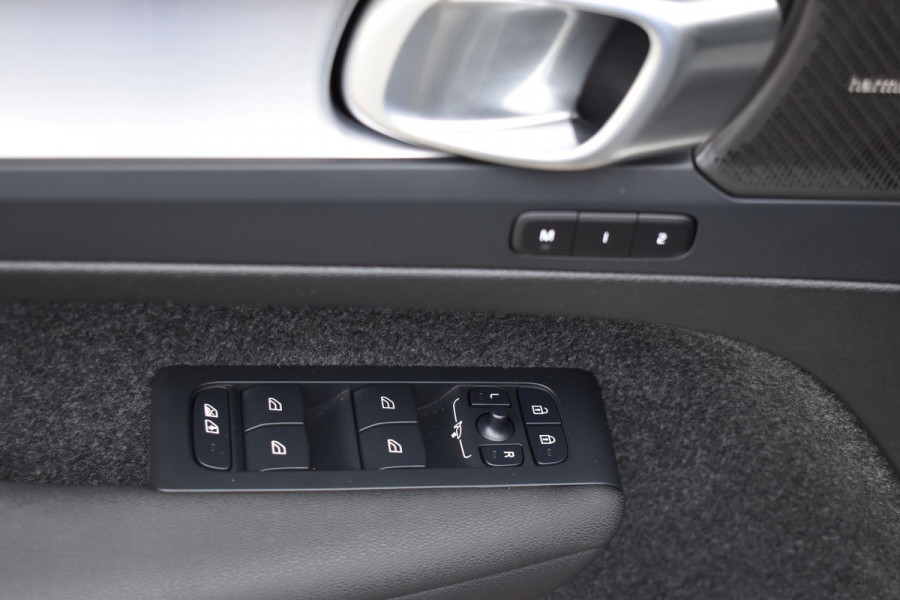 Volvo XC40 B4 211PK Plus Dark BLIS | ACC | Harman&Kardon | Keyless | Park Assist | Verwarmbare voorruit  | Trekhaak Volvo XC40 B4 211PK Plus Dark BLIS | ACC | Harman&Kardon | Keyless | Park Assist | Verwarmbare voorruit  | Trekhaak