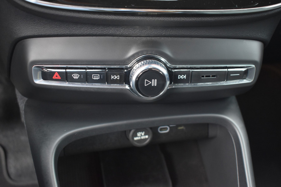 Volvo XC40 B4 211PK Plus Dark BLIS | ACC | Harman&Kardon | Keyless | Park Assist | Verwarmbare voorruit  | Trekhaak Volvo XC40 B4 211PK Plus Dark BLIS | ACC | Harman&Kardon | Keyless | Park Assist | Verwarmbare voorruit  | Trekhaak