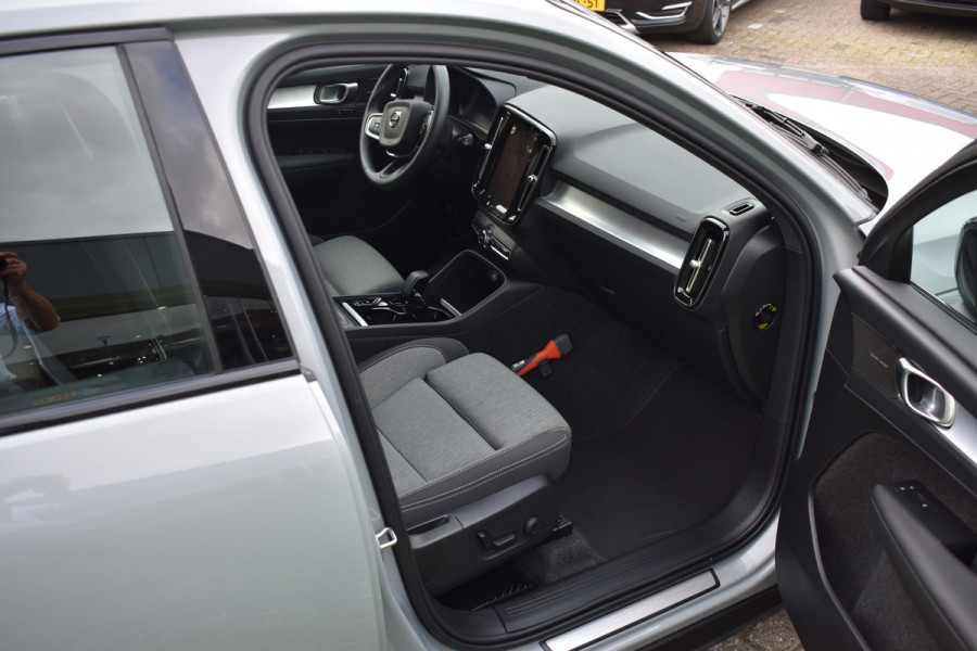 Volvo XC40 B4 211PK Plus Dark BLIS | ACC | Harman&Kardon | Keyless | Park Assist | Verwarmbare voorruit  | Trekhaak Volvo XC40 B4 211PK Plus Dark BLIS | ACC | Harman&Kardon | Keyless | Park Assist | Verwarmbare voorruit  | Trekhaak