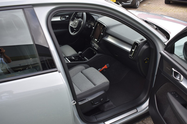 Volvo XC40 B4 211PK Plus Dark BLIS | ACC | Harman&Kardon | Keyless | Park Assist | Verwarmbare voorruit  | Trekhaak Volvo XC40 B4 211PK Plus Dark BLIS | ACC | Harman&Kardon | Keyless | Park Assist | Verwarmbare voorruit  | Trekhaak