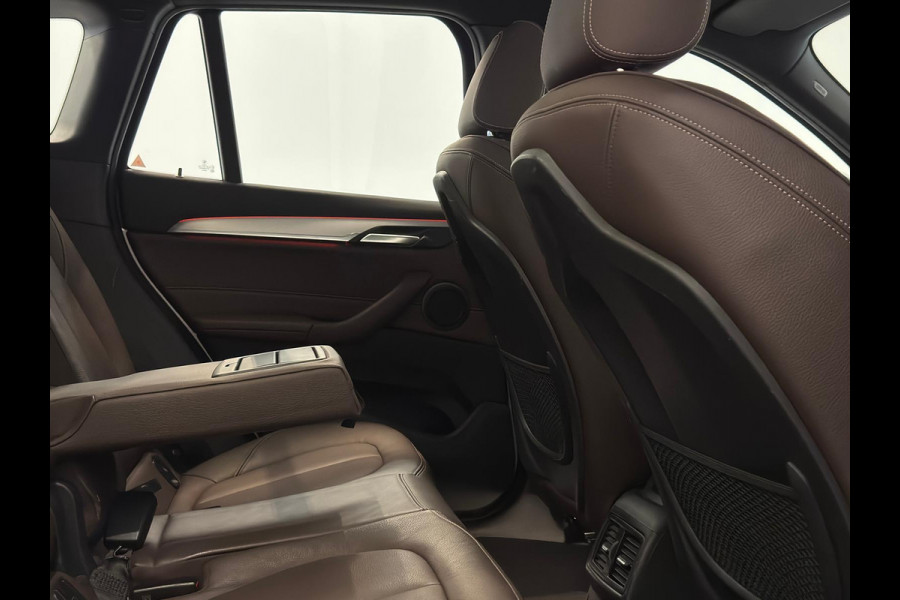 BMW X1 SDrive18d Exe / M Pakket / Pano / NL-auto / Leder BMW X1 SDrive18d Exe / M Pakket / Pano / NL-auto / Leder