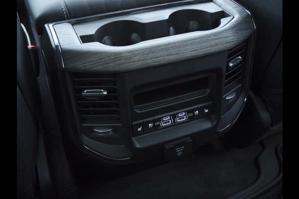 Dodge Ram | 1500 | Limited | Night | 3.0L Twin-Turbo I6 | High Output | BPM-VRIJ | Passenger Display | 14,4 Touch Screen | Harman Kardon | RAMBOX Getoonde accessoires zijn verkrijgbaar tegen meerprijs Dodge Ram | 1500 | Limited | Night | 3.0L Twin-Turbo I6 | High Output | BPM-VRIJ | Passenger Display | 14,4 Touch Screen | Harman Kardon | RAMBOX Getoonde accessoires zijn verkrijgbaar tegen meerprijs
