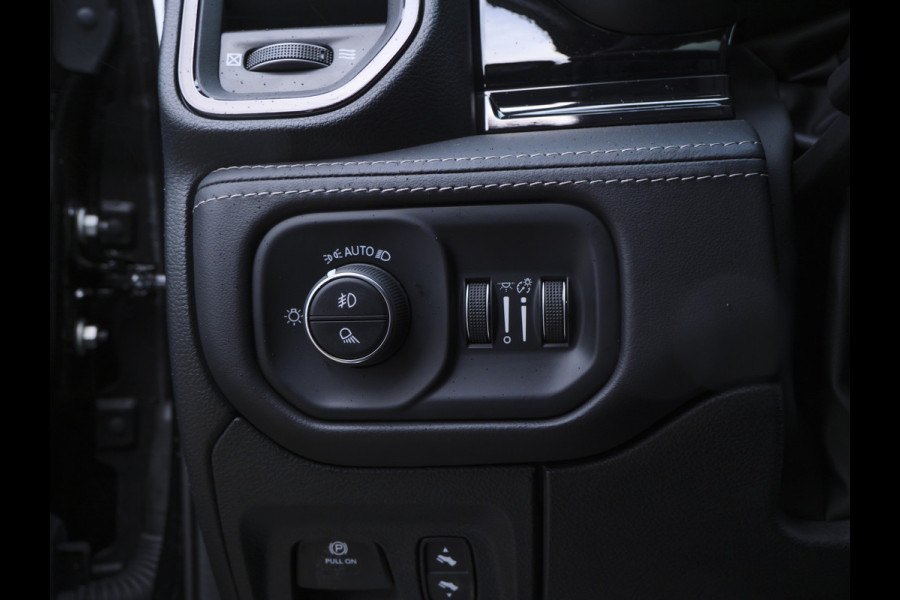 Dodge Ram | 1500 | Limited | Night | 3.0L Twin-Turbo I6 | High Output | BPM-VRIJ | Passenger Display | 14,4 Touch Screen | Harman Kardon | RAMBOX Getoonde accessoires zijn verkrijgbaar tegen meerprijs Dodge Ram | 1500 | Limited | Night | 3.0L Twin-Turbo I6 | High Output | BPM-VRIJ | Passenger Display | 14,4 Touch Screen | Harman Kardon | RAMBOX Getoonde accessoires zijn verkrijgbaar tegen meerprijs