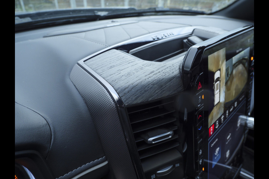 Dodge Ram | 1500 | Limited | Night | 3.0L Twin-Turbo I6 | High Output | BPM-VRIJ | Passenger Display | 14,4 Touch Screen | Harman Kardon | RAMBOX Getoonde accessoires zijn verkrijgbaar tegen meerprijs Dodge Ram | 1500 | Limited | Night | 3.0L Twin-Turbo I6 | High Output | BPM-VRIJ | Passenger Display | 14,4 Touch Screen | Harman Kardon | RAMBOX Getoonde accessoires zijn verkrijgbaar tegen meerprijs