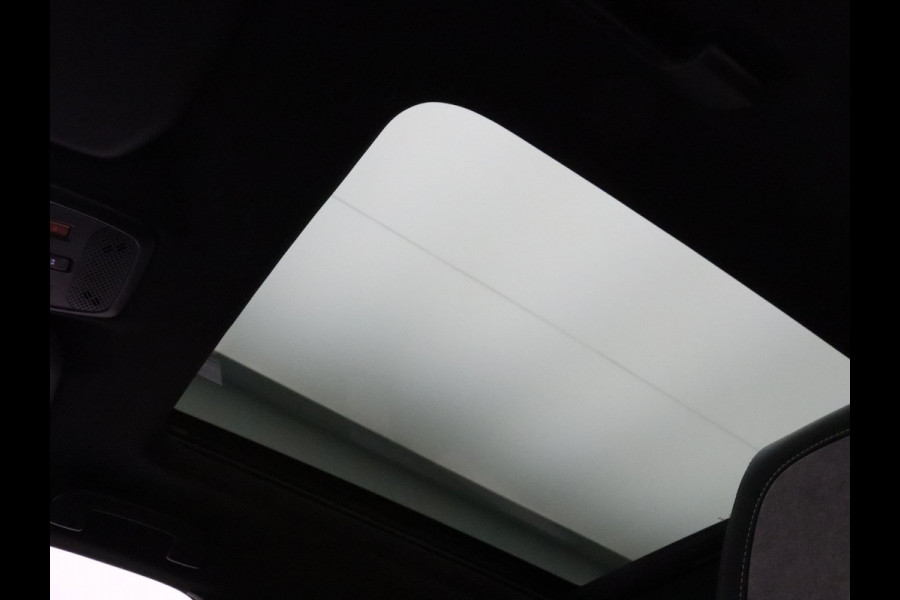 Peugeot e-2008 EV GT 50 kWh 360° Camera | Adapt. Cruise | Parkeersens. v+a | Stoelverw. | Panoramadak