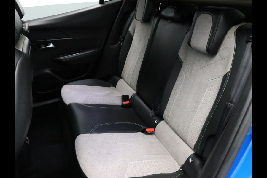 Peugeot e-2008 EV GT 50 kWh 360° Camera | Adapt. Cruise | Parkeersens. v+a | Stoelverw. | Panoramadak