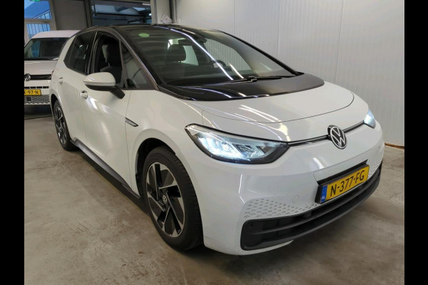 Volkswagen ID.3 Life 58 kWh Navigatie Apple Carplay/Android Auto Parkeersensoren Adaptive Cruise Control Stoel- en stuurverwarming Lichtmetalen velgen Climate Control