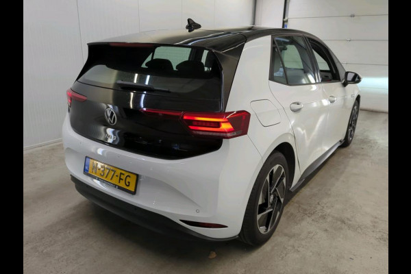 Volkswagen ID.3 Life 58 kWh Navigatie Apple Carplay/Android Auto Parkeersensoren Adaptive Cruise Control Stoel- en stuurverwarming Lichtmetalen velgen Climate Control