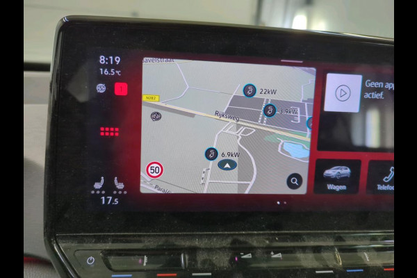Volkswagen ID.3 Life 58 kWh Navigatie Apple Carplay/Android Auto Parkeersensoren Adaptive Cruise Control Stoel- en stuurverwarming Lichtmetalen velgen Climate Control