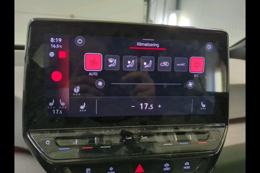 Volkswagen ID.3 Life 58 kWh Navigatie Apple Carplay/Android Auto Parkeersensoren Adaptive Cruise Control Stoel- en stuurverwarming Lichtmetalen velgen Climate Control