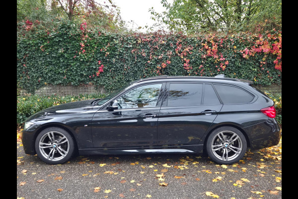 BMW 3 Serie Touring M Sport Panorama Apple CarPlay Elk. Trekhaak 6WB Dig. dash NAP NBT EVO Navi Draadloos lader BMW 3 Serie Touring M Sport Panorama Apple CarPlay Elk. Trekhaak 6WB Dig. dash NAP NBT EVO Navi Draadloos lader
