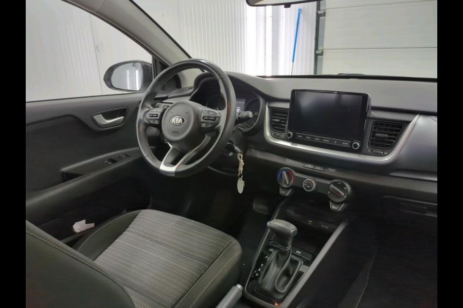 Kia Stonic 1.0 T-GDi 120pk MHEV DynamicLine Auto. Navigatie Apple Carplay/Android Auto Camera Parkeersensoren achter Cruise Control Lichtmetalen velgen Airco Kia Stonic 1.0 T-GDi 120pk MHEV DynamicLine Auto. Navigatie Apple Carplay/Android Auto Camera Parkeersensoren achter Cruise Control Lichtmetalen velgen Airco