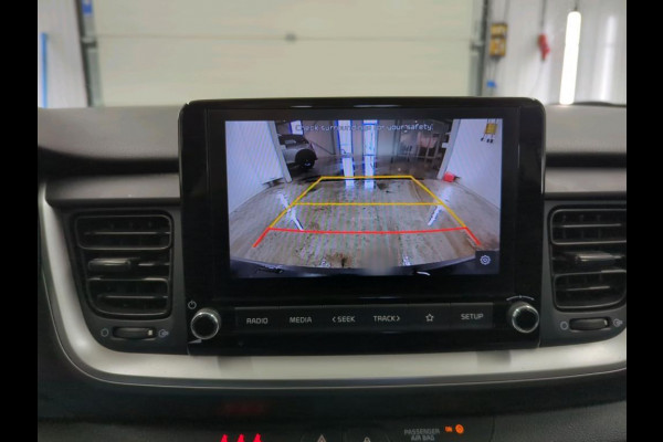 Kia Stonic 1.0 T-GDi 120pk MHEV DynamicLine Auto. Navigatie Apple Carplay/Android Auto Camera Parkeersensoren achter Cruise Control Lichtmetalen velgen Airco Kia Stonic 1.0 T-GDi 120pk MHEV DynamicLine Auto. Navigatie Apple Carplay/Android Auto Camera Parkeersensoren achter Cruise Control Lichtmetalen velgen Airco