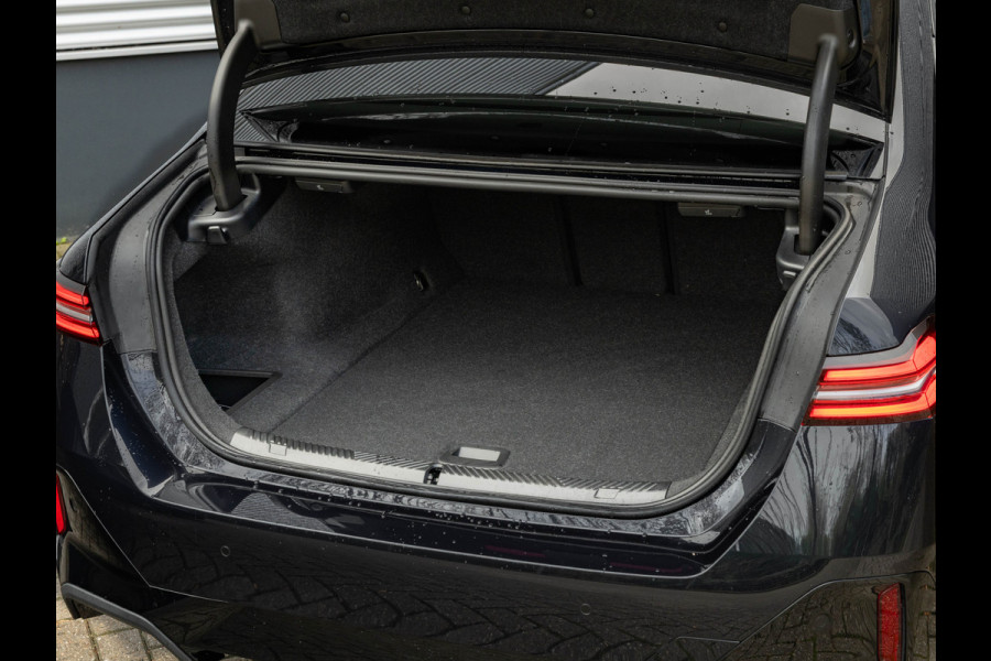 BMW i5 eDrive40 M-Sport - Onderstel Prof - Driving Ass Plus - Comfortstoelen