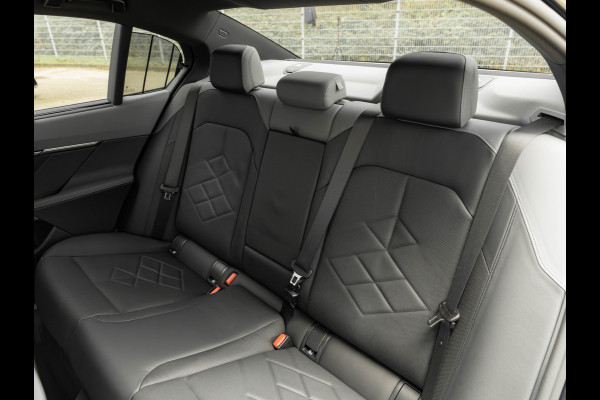 BMW i5 eDrive40 M-Sport - Onderstel Prof - Driving Ass Plus - Comfortstoelen