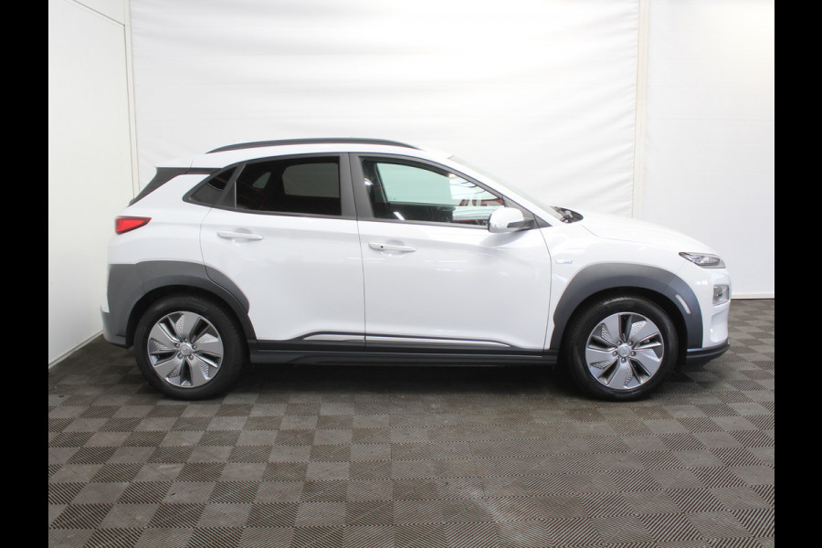Hyundai Kona EV Premium 64 kWh CARPLAY | 3 FASE | CAMERA | DAB | LED | STOELVERW/VENT | LMV | ADAPCRUISE | LEER | HEAD-UP
