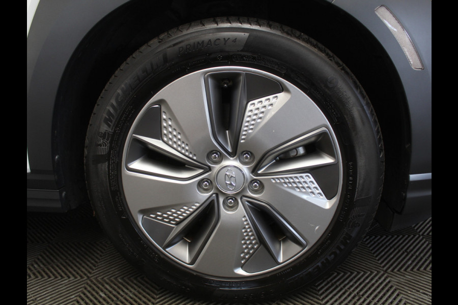 Hyundai Kona EV Premium 64 kWh CARPLAY | 3 FASE | CAMERA | DAB | LED | STOELVERW/VENT | LMV | ADAPCRUISE | LEER | HEAD-UP