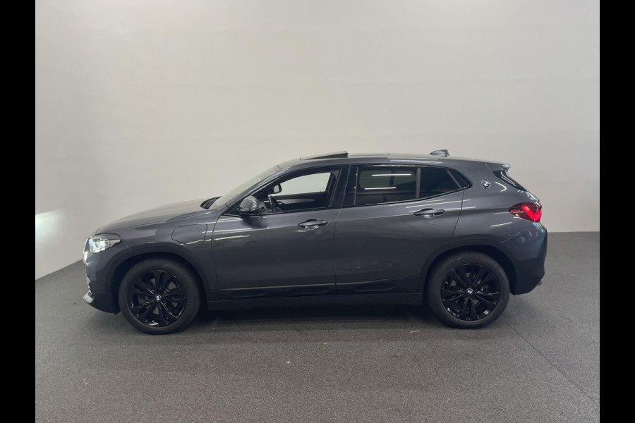 BMW X2 xDrive25e High Executive Sportline Panoramadak Groot Navi carplay/android Sportstoelen stoelverwarming parkeersensoren Voor+Achter Donkere hemel