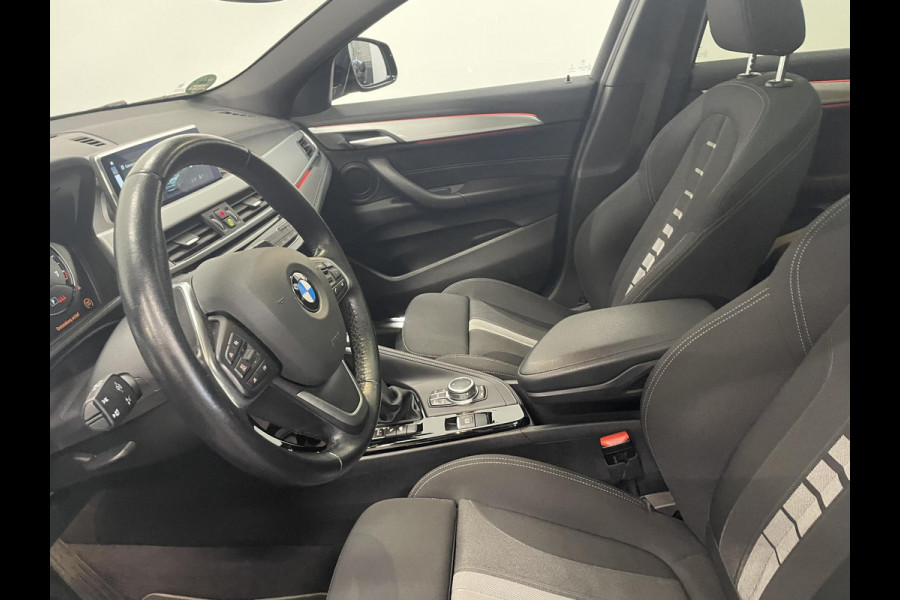 BMW X2 xDrive25e High Executive Sportline Panoramadak Groot Navi carplay/android Sportstoelen stoelverwarming parkeersensoren Voor+Achter Donkere hemel