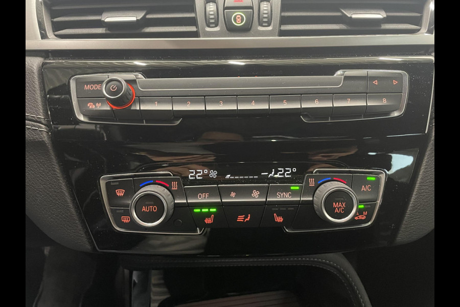 BMW X2 xDrive25e High Executive Sportline Panoramadak Groot Navi carplay/android Sportstoelen stoelverwarming parkeersensoren Voor+Achter Donkere hemel