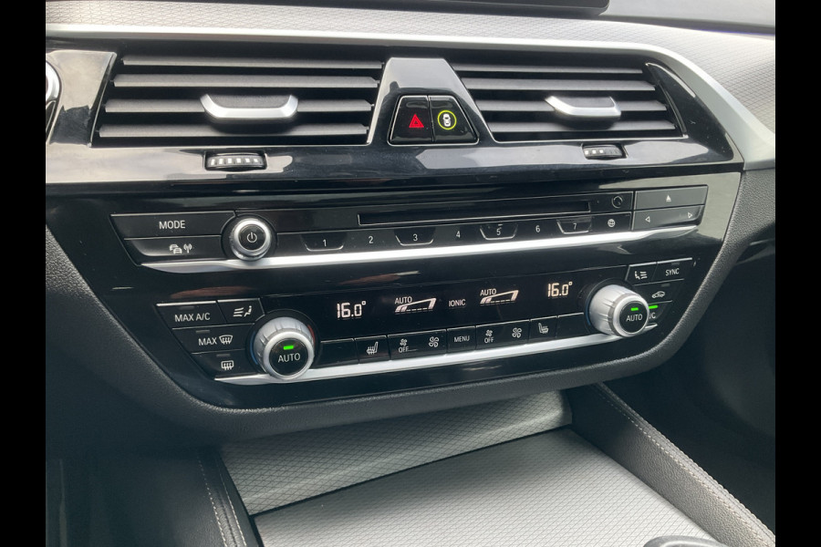 BMW 5 Serie 530D M-sport 6-Cilinder Pano Trekhaak HUD 360cam Standkachel Sfeerverl NL-Auto VOL! BMW 5 Serie 530D M-sport 6-Cilinder Pano Trekhaak HUD 360cam Standkachel Sfeerverl NL-Auto VOL!