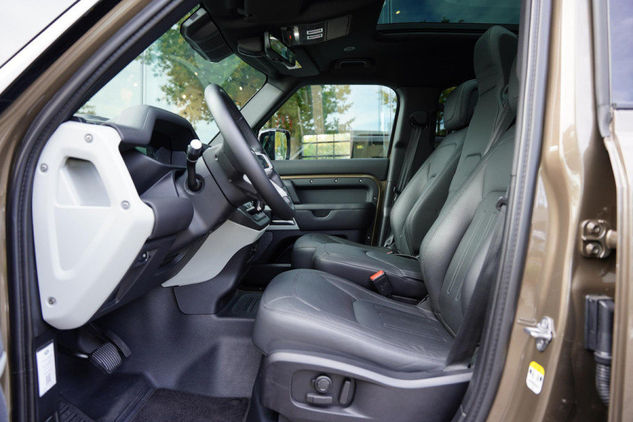 Land Rover Defender 110 P 400 E HSE Urban Spec 6 Persoons Panoramaroof Side Steps Land Rover Defender 110 P 400 E HSE Urban Spec 6 Persoons Panoramaroof Side Steps