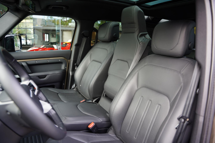 Land Rover Defender 110 P 400 E HSE Urban Spec 6 Persoons Panoramaroof Side Steps Land Rover Defender 110 P 400 E HSE Urban Spec 6 Persoons Panoramaroof Side Steps