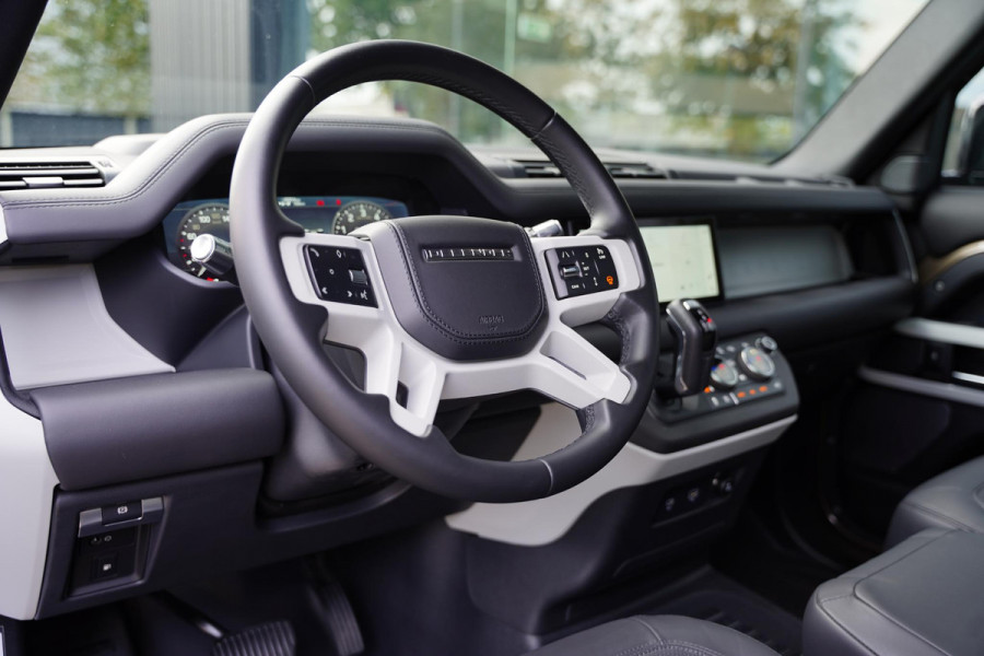 Land Rover Defender 110 P 400 E HSE Urban Spec 6 Persoons Panoramaroof Side Steps Land Rover Defender 110 P 400 E HSE Urban Spec 6 Persoons Panoramaroof Side Steps