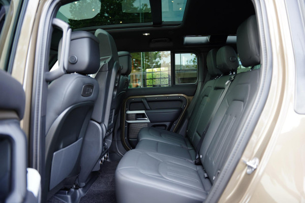 Land Rover Defender 110 P 400 E HSE Urban Spec 6 Persoons Panoramaroof Side Steps Land Rover Defender 110 P 400 E HSE Urban Spec 6 Persoons Panoramaroof Side Steps