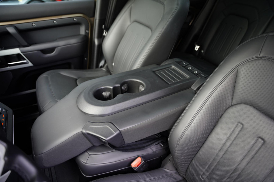 Land Rover Defender 110 P 400 E HSE Urban Spec 6 Persoons Panoramaroof Side Steps Land Rover Defender 110 P 400 E HSE Urban Spec 6 Persoons Panoramaroof Side Steps