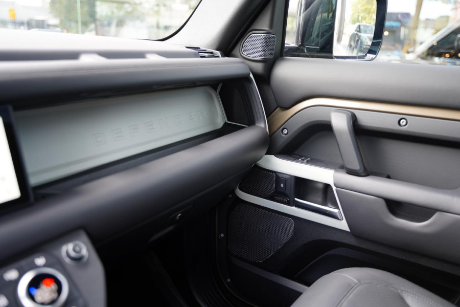 Land Rover Defender 110 P 400 E HSE Urban Spec 6 Persoons Panoramaroof Side Steps Land Rover Defender 110 P 400 E HSE Urban Spec 6 Persoons Panoramaroof Side Steps