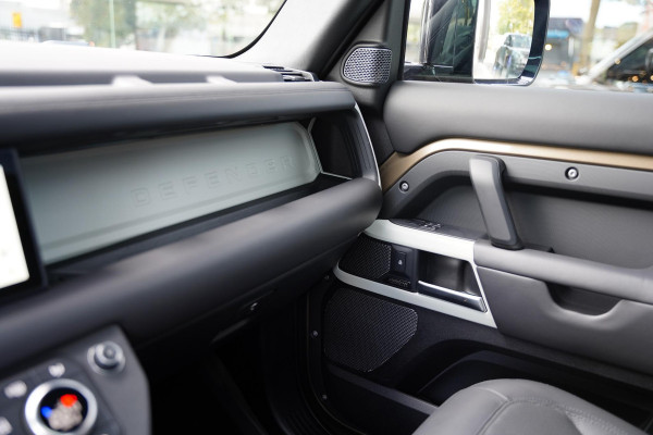 Land Rover Defender 110 P 400 E HSE Urban Spec 6 Persoons Panoramaroof Side Steps Land Rover Defender 110 P 400 E HSE Urban Spec 6 Persoons Panoramaroof Side Steps