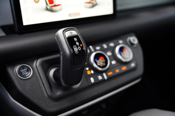 Land Rover Defender 110 P 400 E HSE Urban Spec 6 Persoons Panoramaroof Side Steps Land Rover Defender 110 P 400 E HSE Urban Spec 6 Persoons Panoramaroof Side Steps